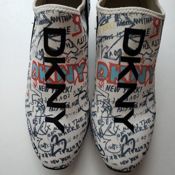 NWOT DKNY Logo shoes, size 8.5. - Picture 9 of 10